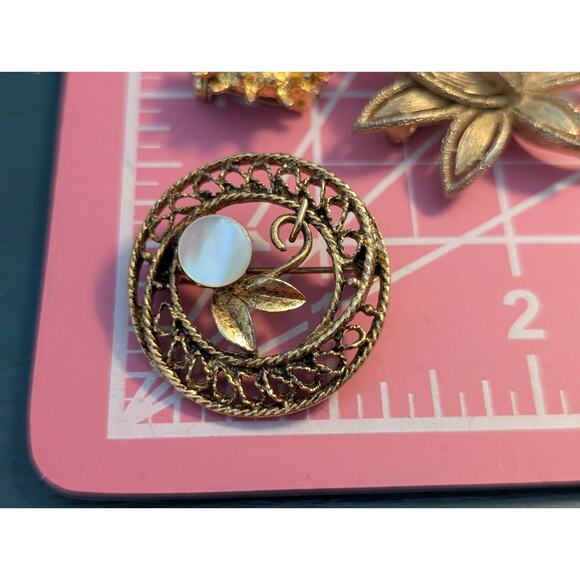 Lot of Three Vintage Gold Tone Brooches - Picture 3 of 5